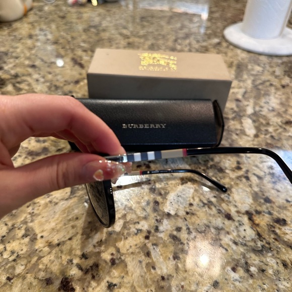 Burberry sunglasses - Picture 3 of 7